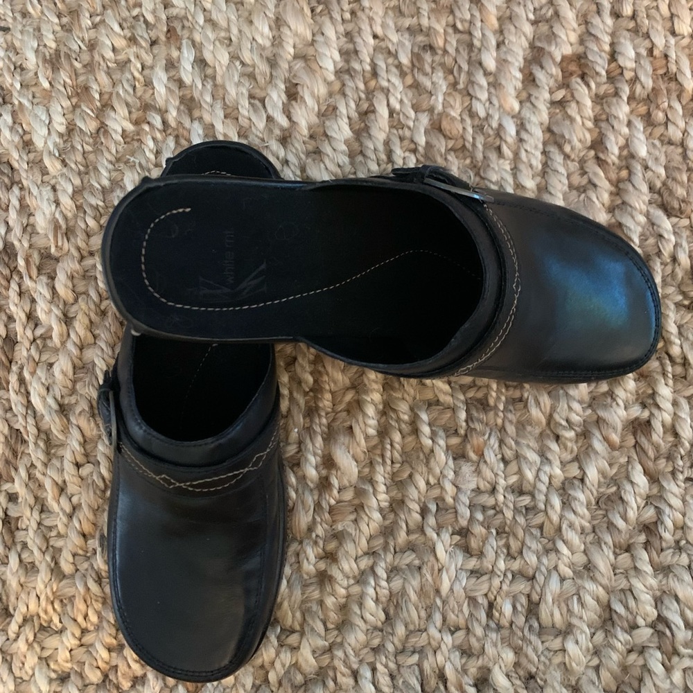 Brand NIB White Mountain Leather Clogs